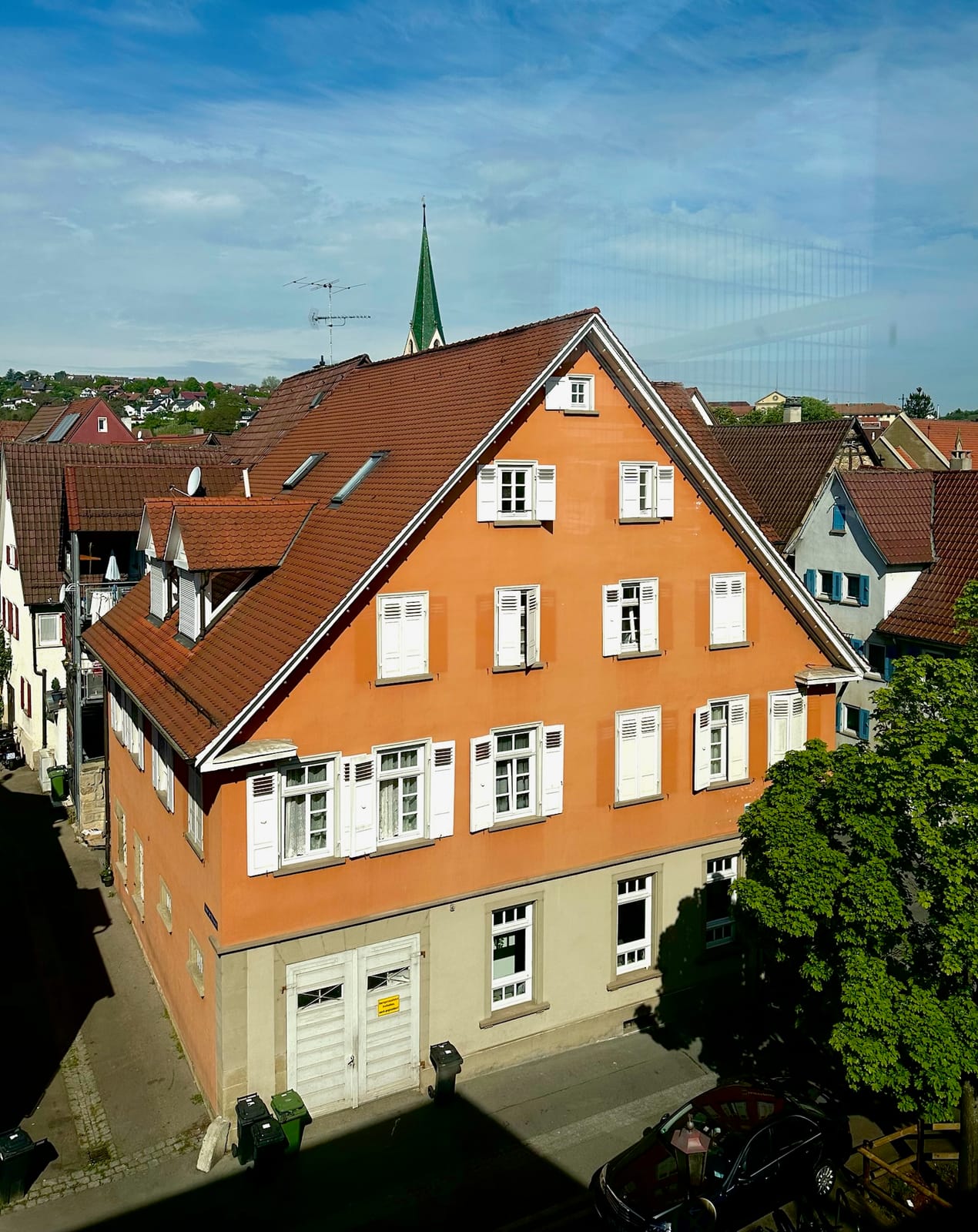 Mehrfamilienhaus aus dem Bestand von Marco Edel mit sanierter Fassade
