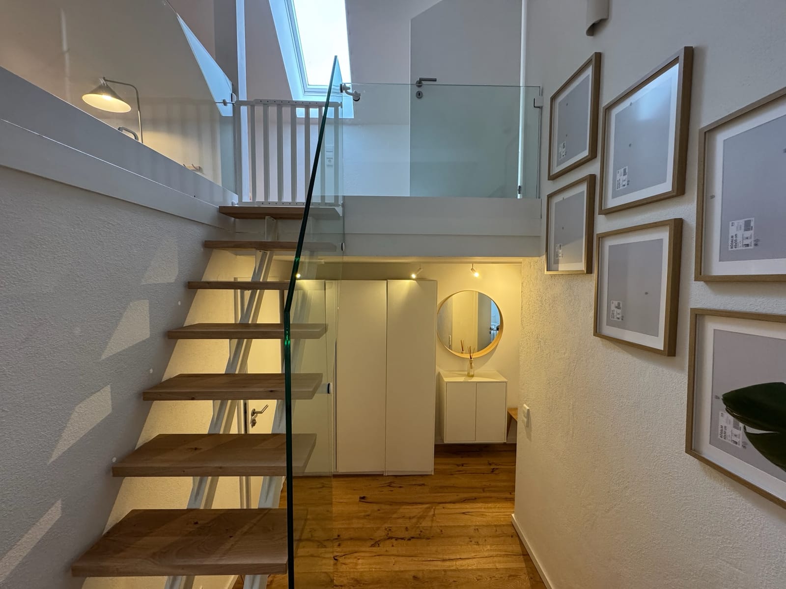 Impression der Renovierung: renovierte Wohnung mit Eichenboden und Galerietreppe